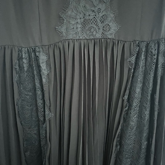 Stylish Black Banana Republic Dress with Lace Accents - Picture 5 of 5